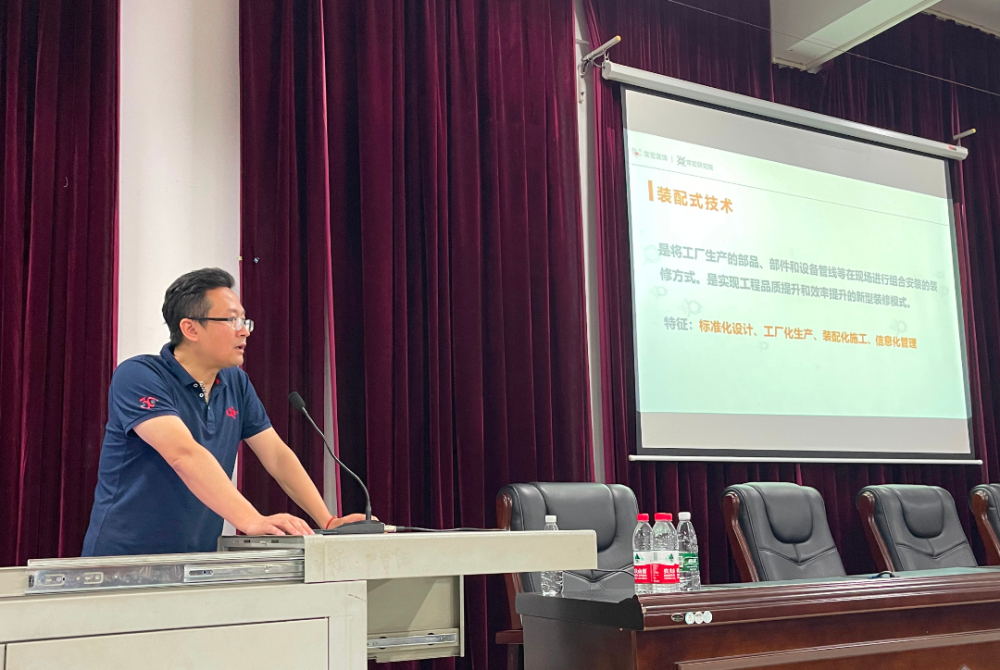 大红鹰dhy副總工程師吳歆威參加湖南交通職業技術學院宣講會