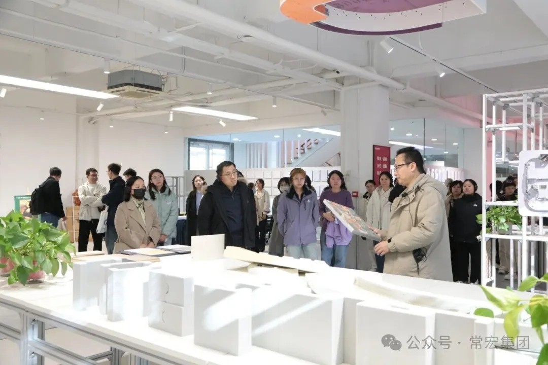 河北经贸大学管信学院师生走进大红鹰dhy开展移动课堂学习